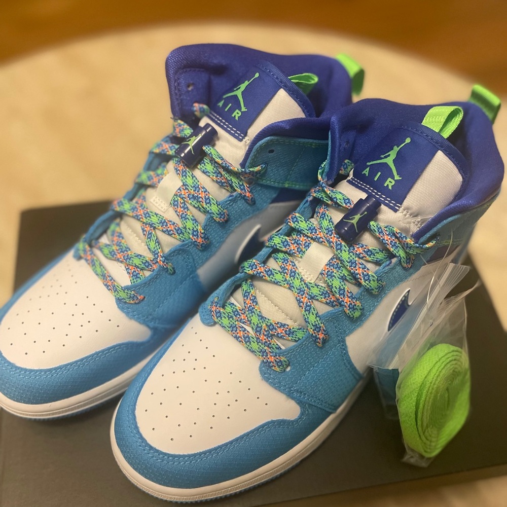Women’s Air Jordan 1 MID SE
Dark Powder Blue/Racer Blue